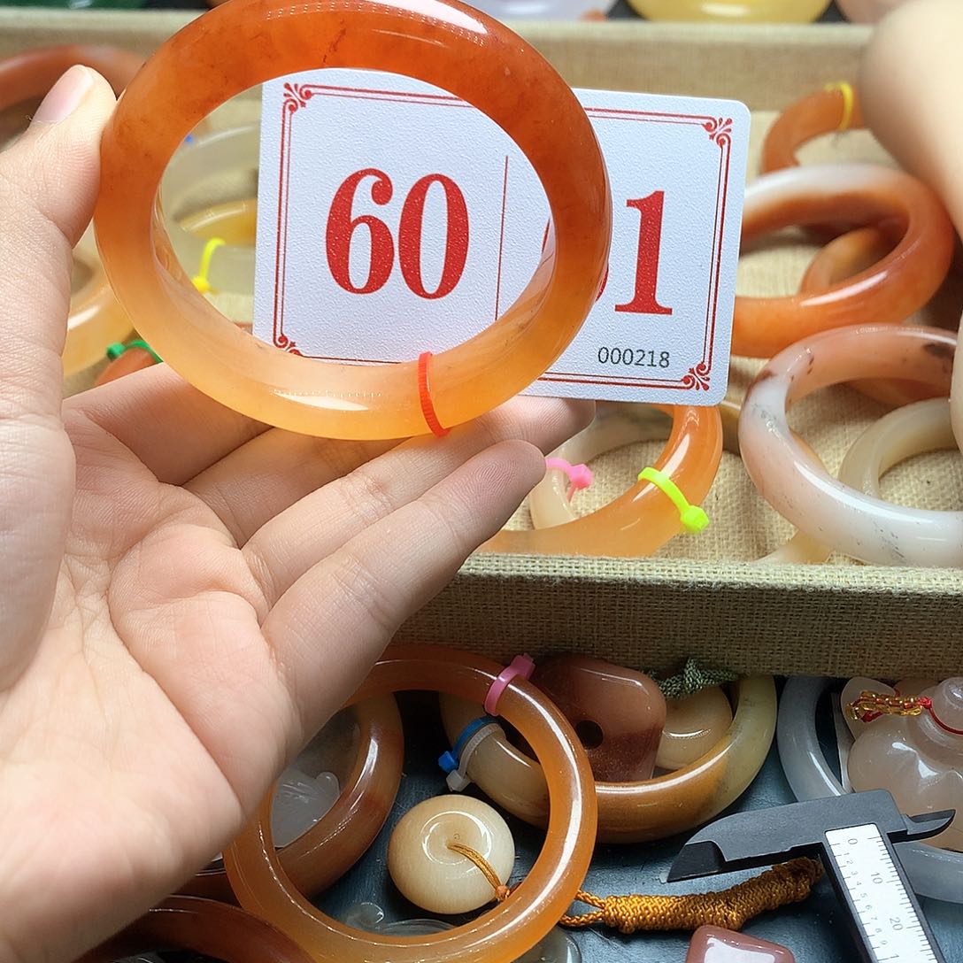 未镶嵌石英质玉（黄龙玉）手镯