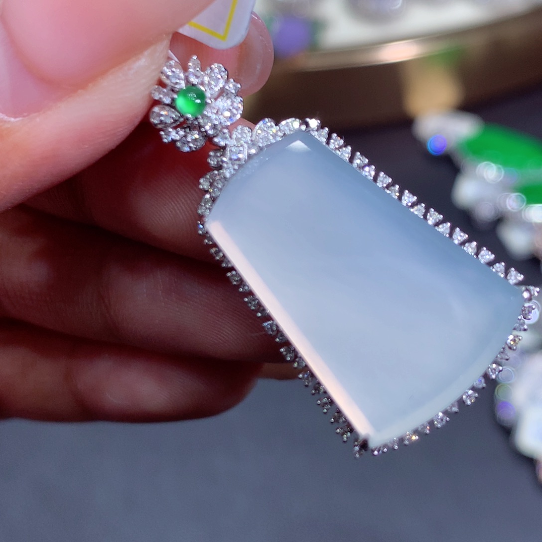 翡翠吊坠(赠链)18K金镶嵌