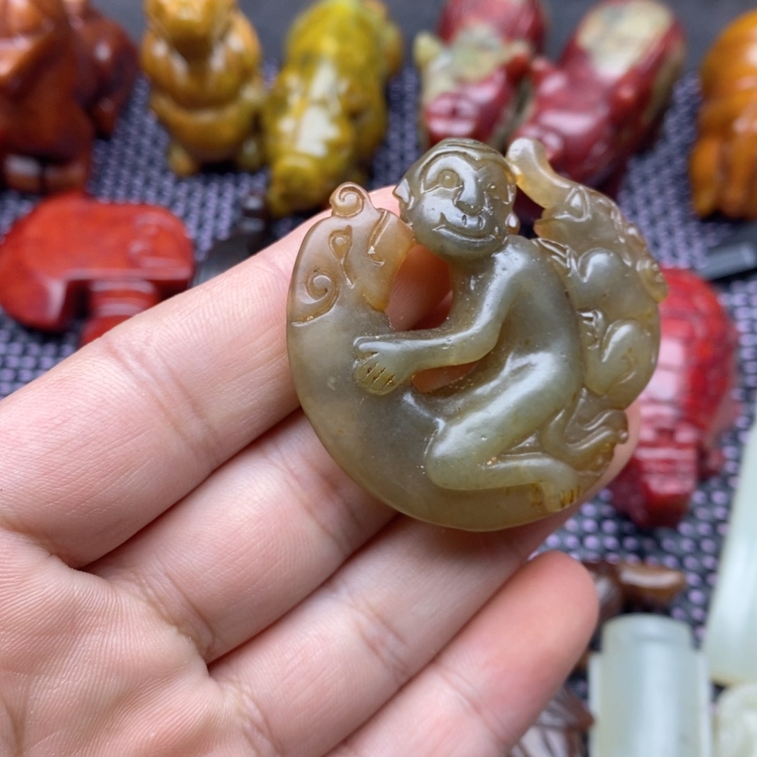 蛇纹石玉颈饰未镶嵌