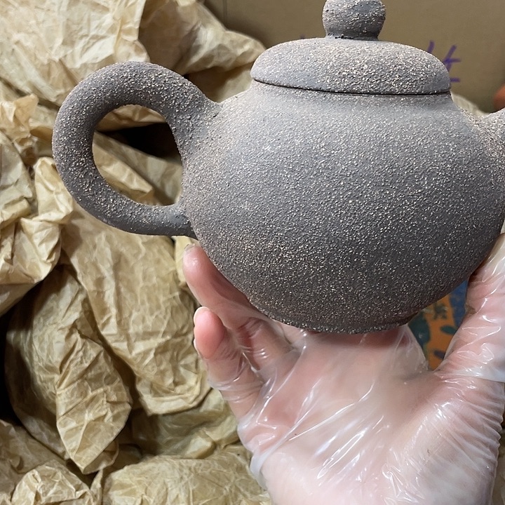 茶壶紫砂矿泥料，手工制作一把紫砂壶。