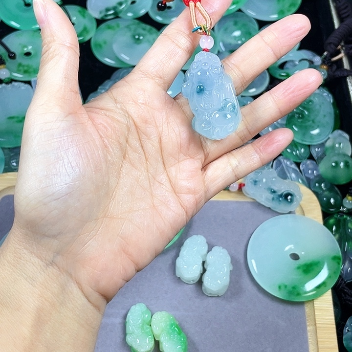 ￥***城翡翠未镶嵌颈饰吊坠