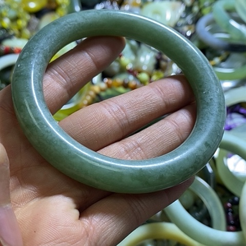 岫玉手镯未镶嵌56口径