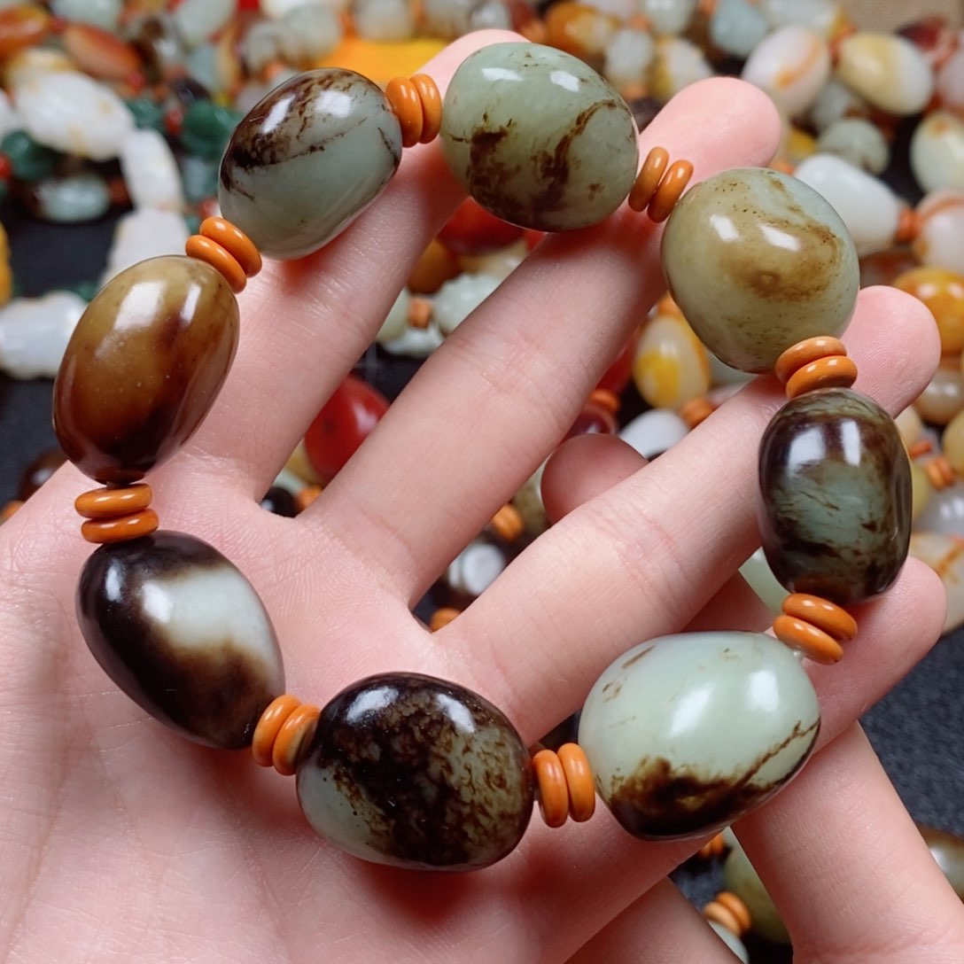 子***潇和田玉未镶嵌颈饰