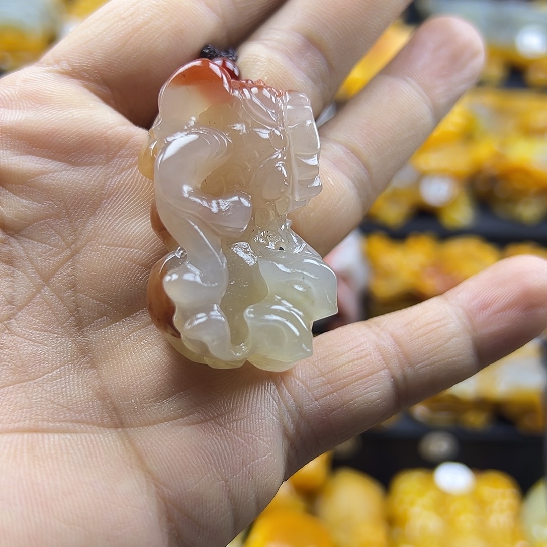 石英质玉（黄龙玉）未镶嵌颈饰