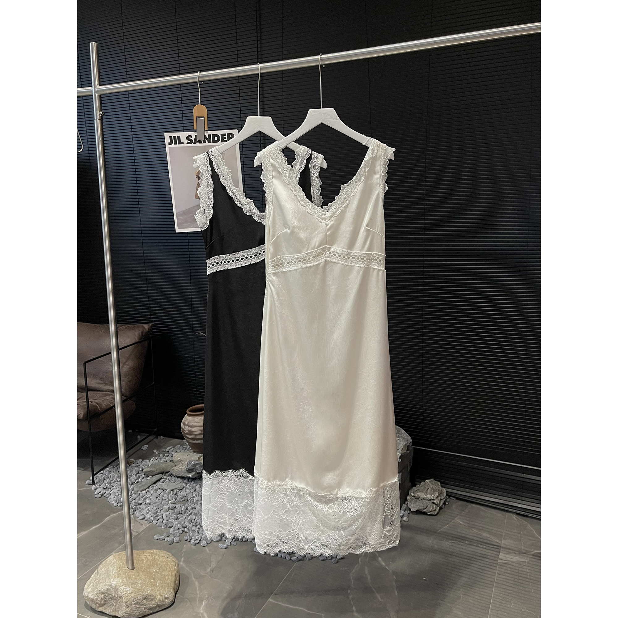 肌理丝滑蕾丝背心连衣裙29355