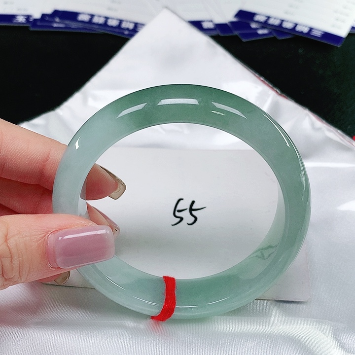 翡翠手镯未镶嵌翡翠手镯未镶嵌