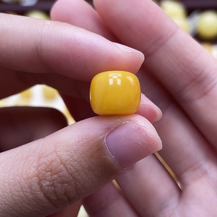 琥珀未镶嵌裸石11.5*9.4mm瑕 405