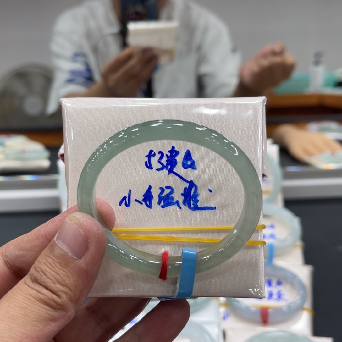 翡翠未镶嵌手镯缅甸翡翠