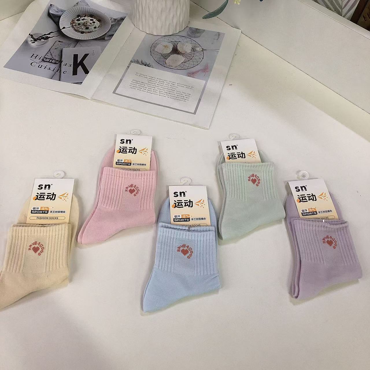Q58女款运动袜爱心字母款