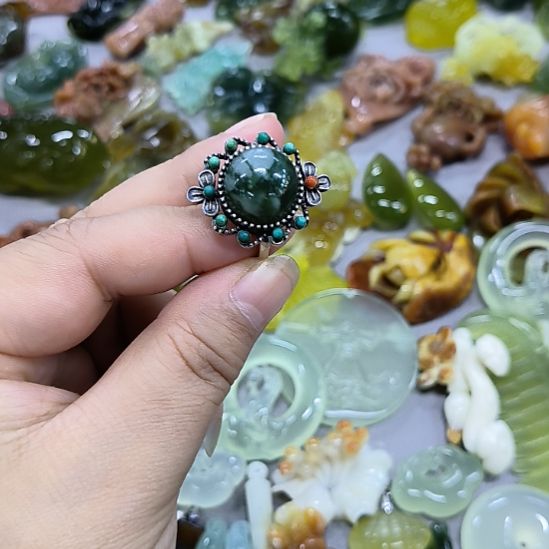 蛇纹石玉未镶嵌颈饰