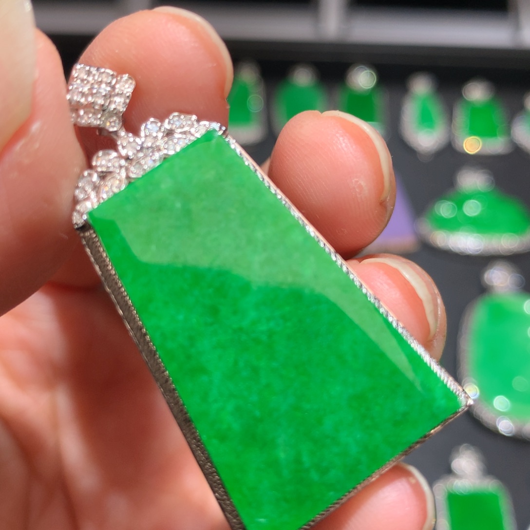 翡翠颈饰18K金镶嵌翡翠