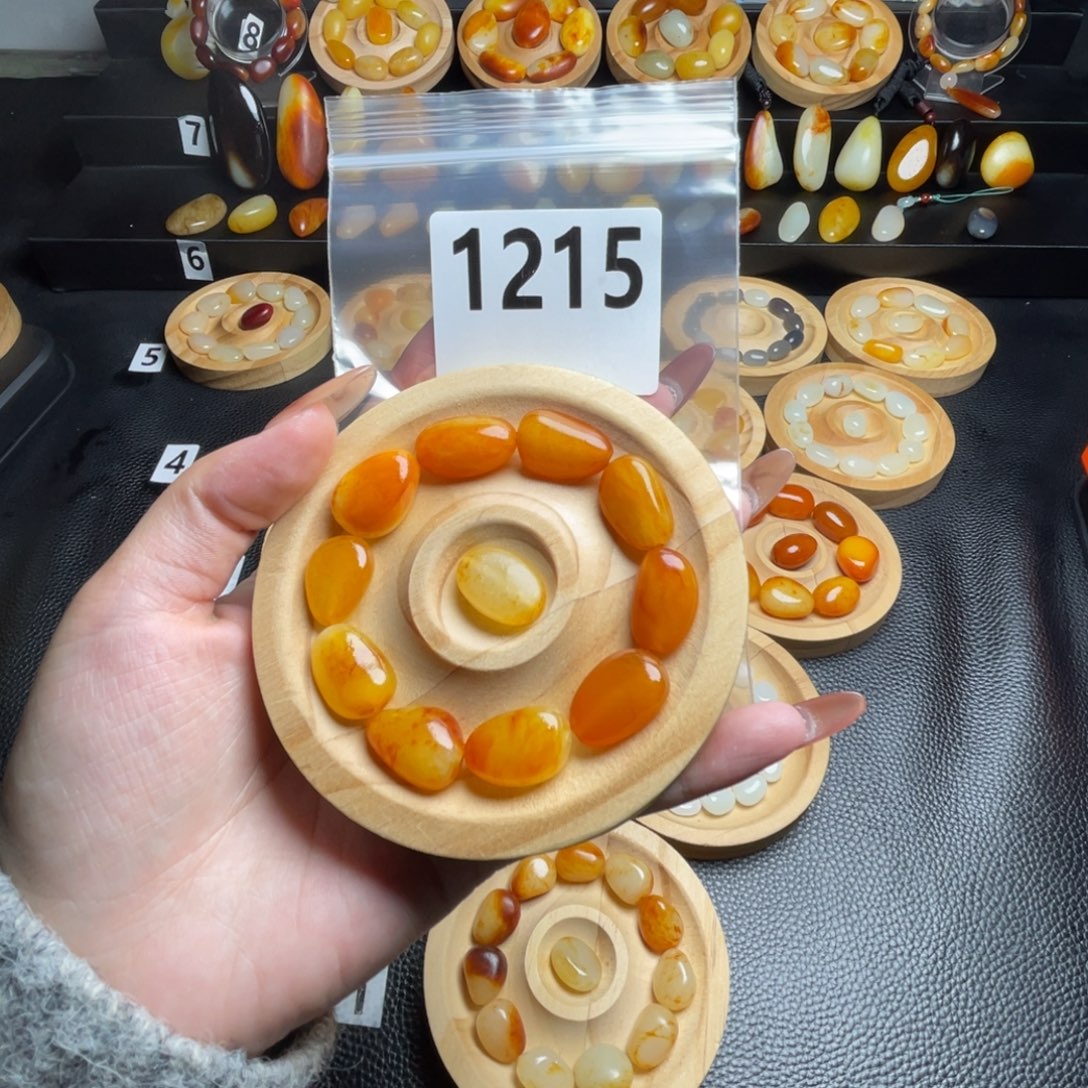 伊***哥和田玉未镶嵌手链
