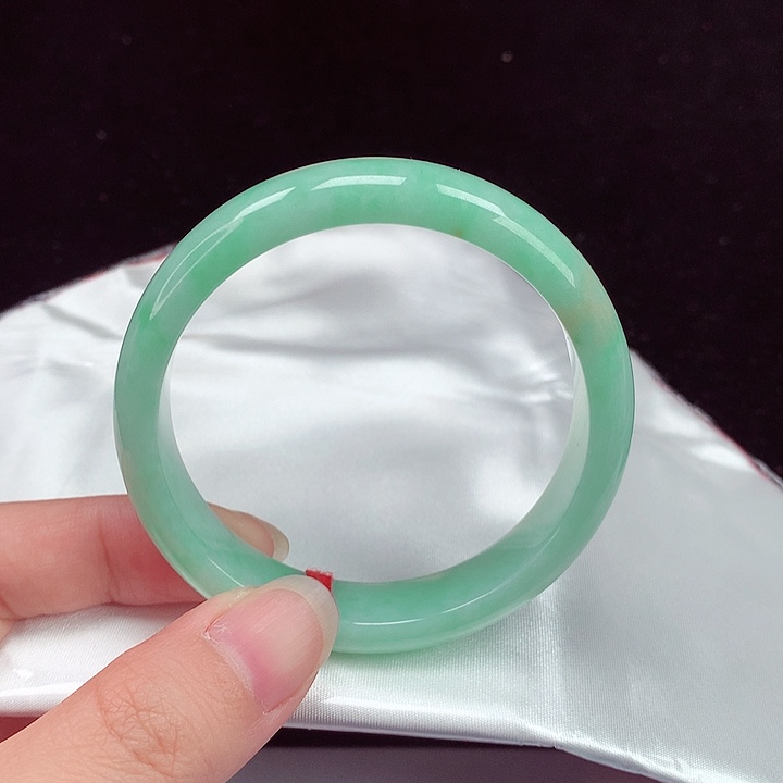 翡翠手镯未镶嵌翡翠