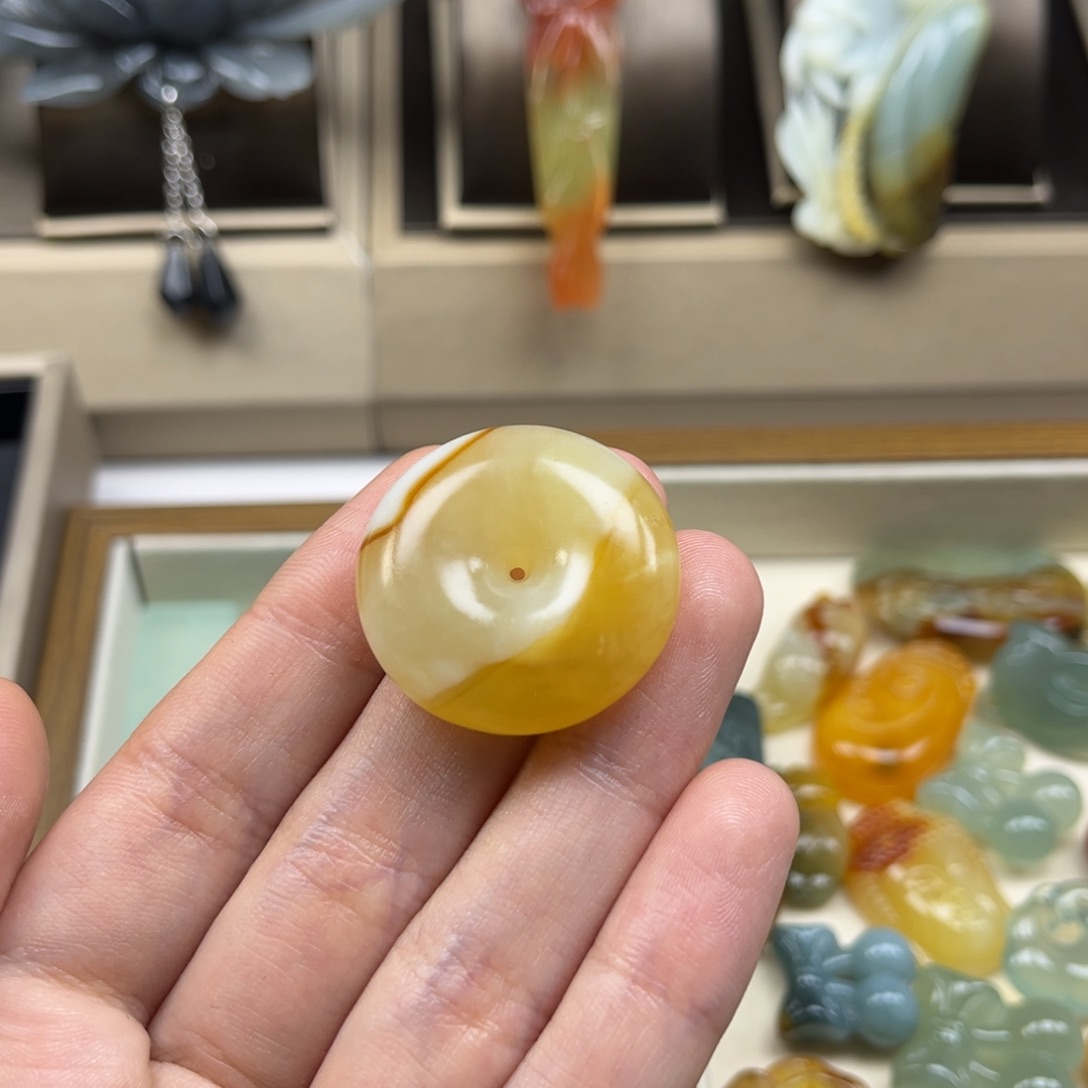 未镶嵌蛇纹石玉颈饰?****！