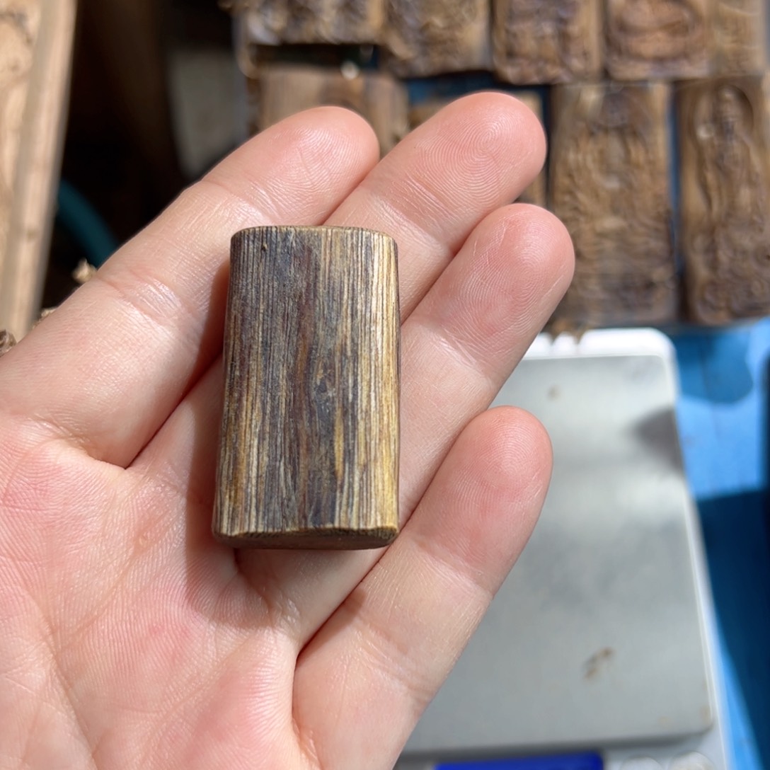 沉香吊坠紫棋素牌5.6克