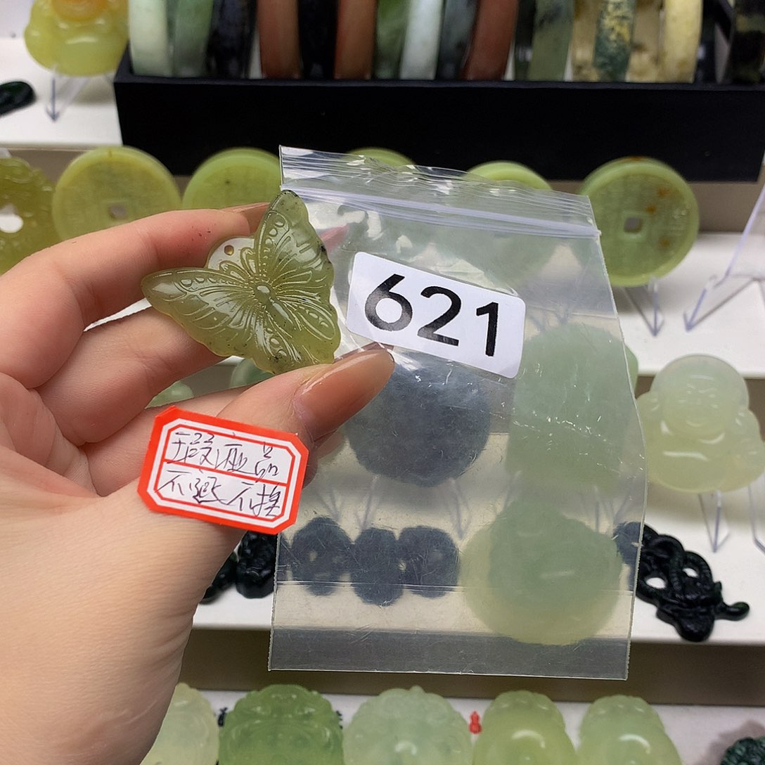 蛇纹石玉颈饰未镶嵌