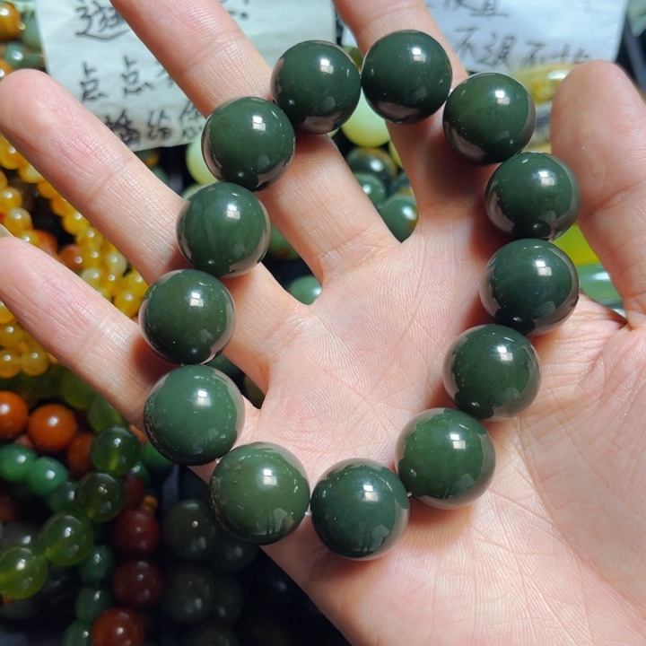 透闪石质玉颈饰未镶嵌