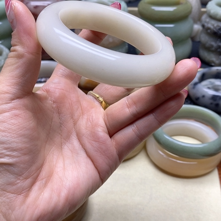 石英岩玉手镯未镶嵌