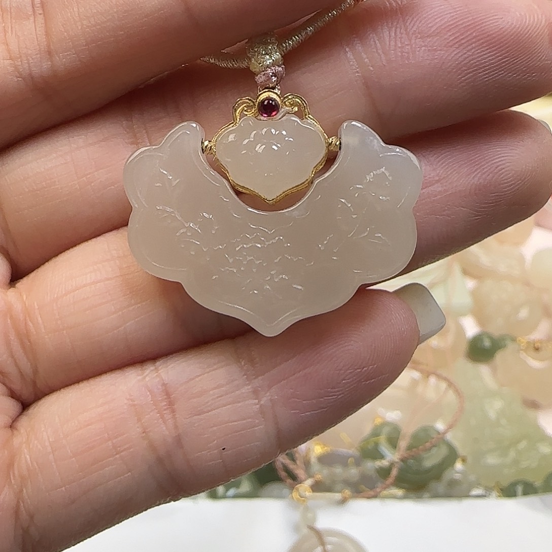 馨***妈和田玉未镶嵌颈饰