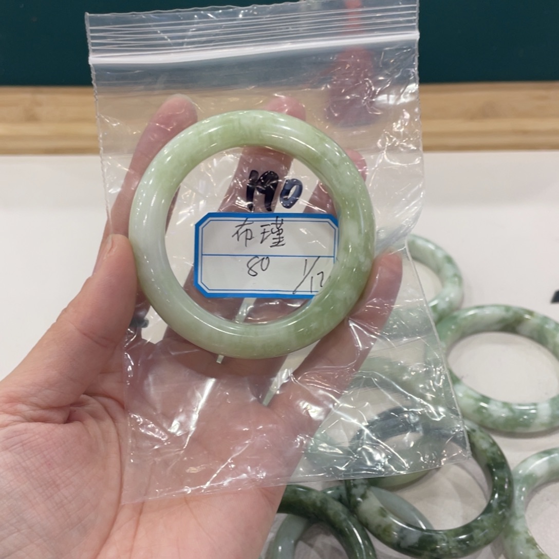 布***瑾蛇纹石玉未镶嵌手镯