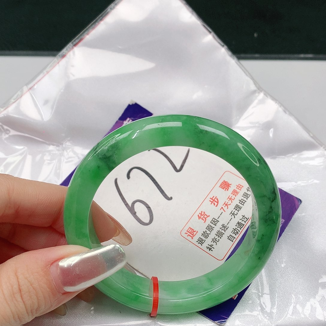 翡翠手镯未镶嵌翡翠手镯