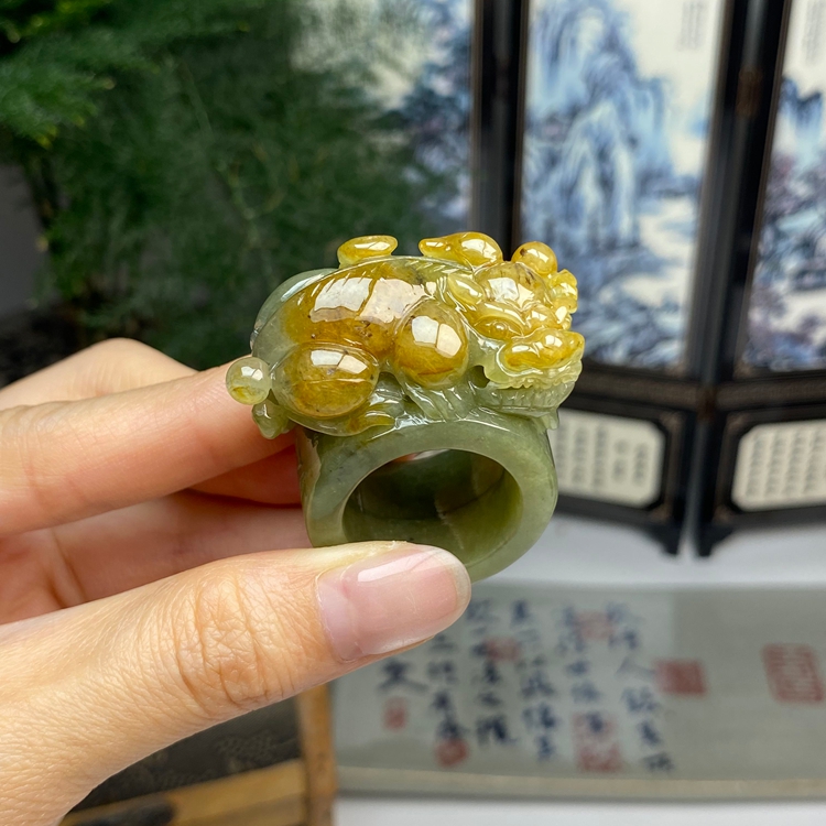 21.1俏色黄翡蜜糖飘花黄貔貅扳指戒指 天然翡翠A货