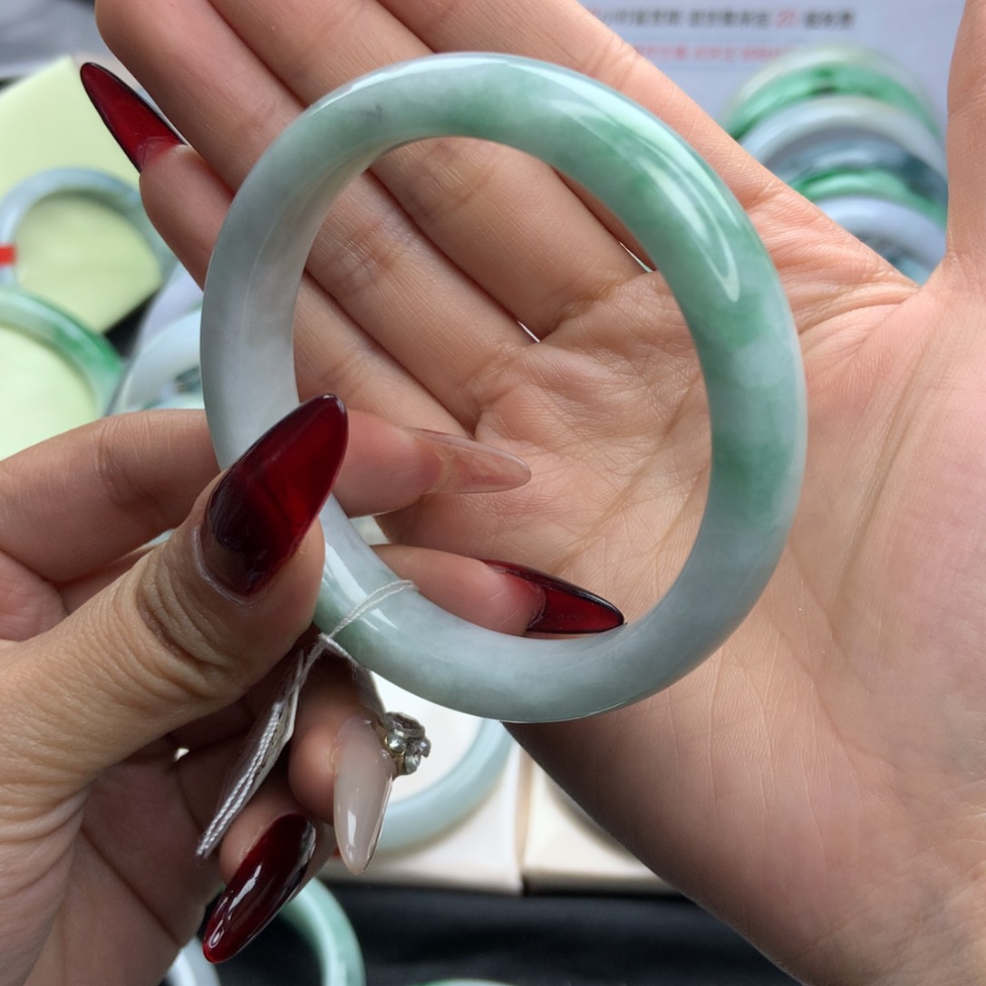 翡翠手镯未镶嵌云**轻天然翡翠手镯