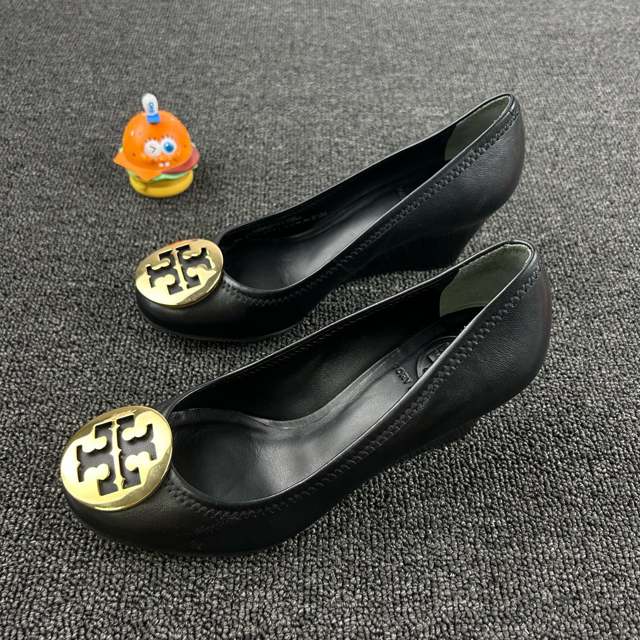 95新 TORY BURCH/汤丽柏琦 坡跟凉鞋 35.5码 经典金扣LogoHB2133