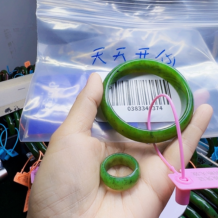 天***心和田玉未镶嵌手镯包容手镯搭戒指