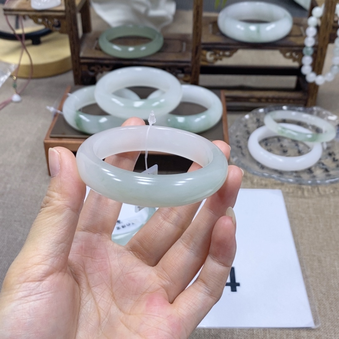 史***比石英岩玉未镶嵌手镯