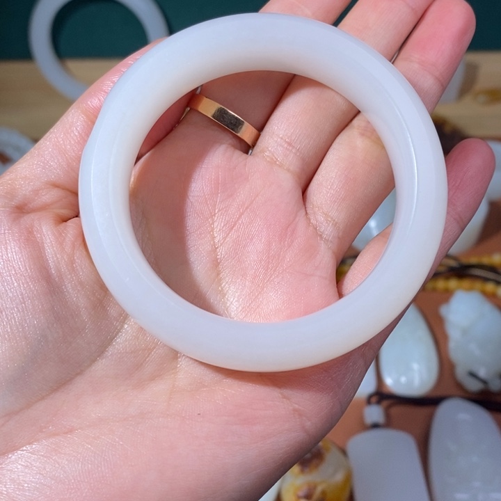 和田玉手镯未镶嵌疼