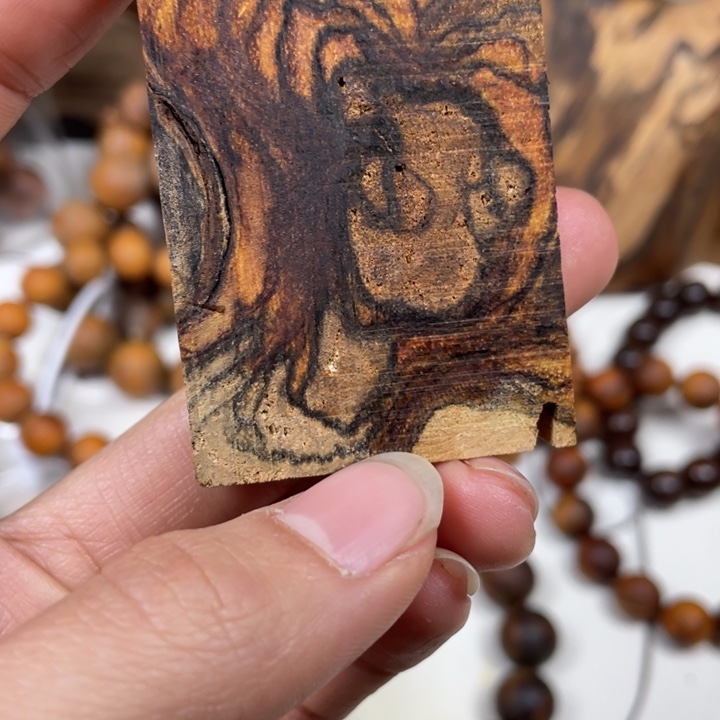 贡木把件瑕疵的蜘蛛牌