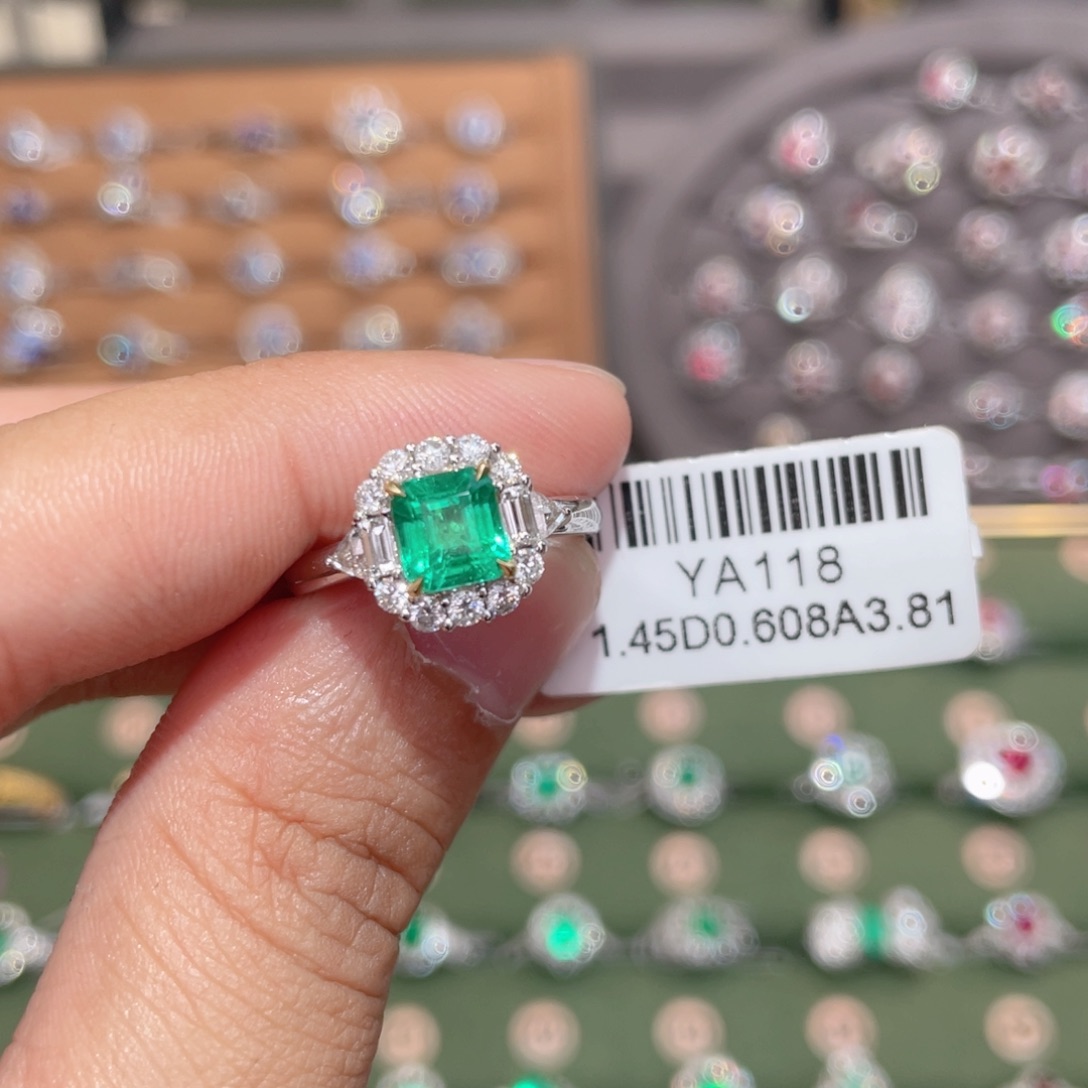 祖母绿戒指18K金镶嵌1.45ct 