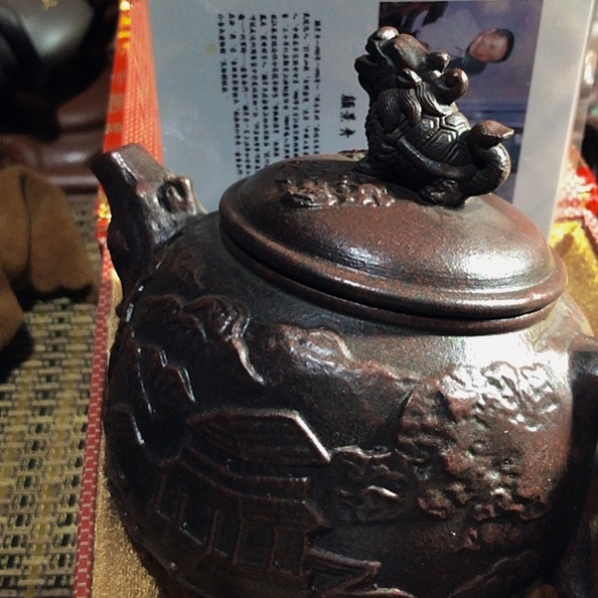 紫砂茶壶原矿泥料手工制作的紫砂壶。