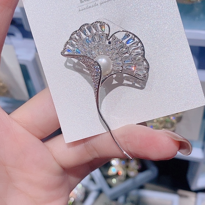 锆石铜合金银杏叶胸针