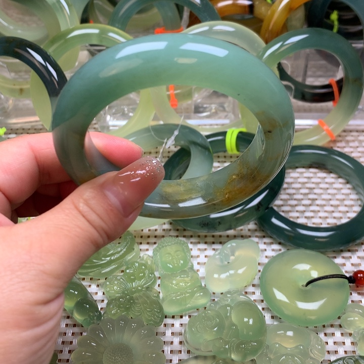 蛇纹石玉手镯58圈口微瑕未镶嵌