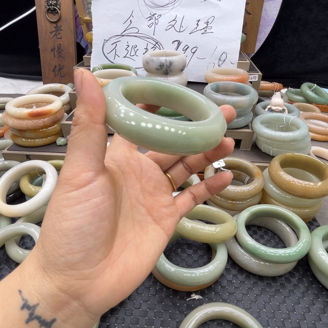 ****海石英质玉未镶嵌手镯