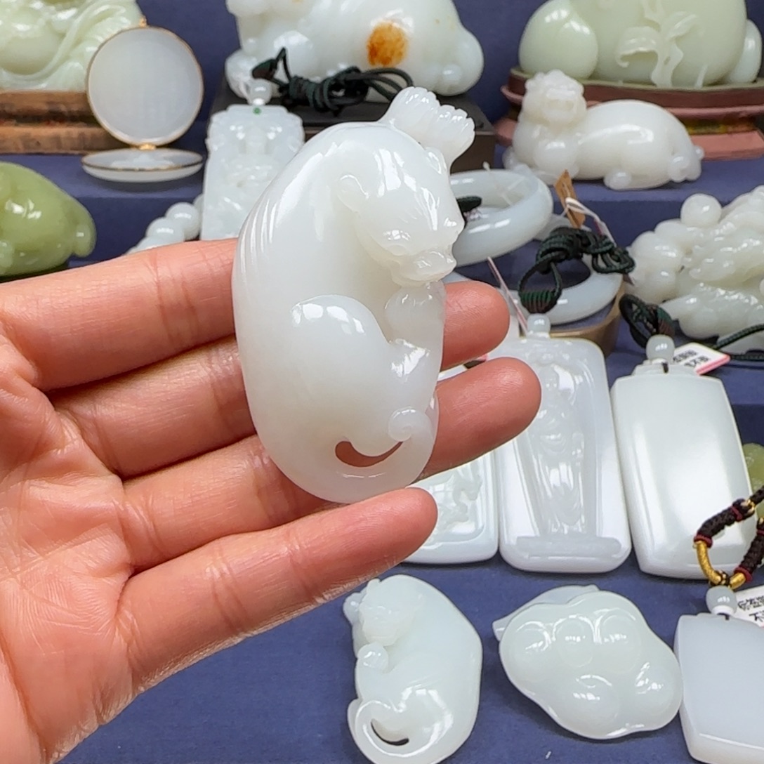 见***人和田玉未镶嵌挂件