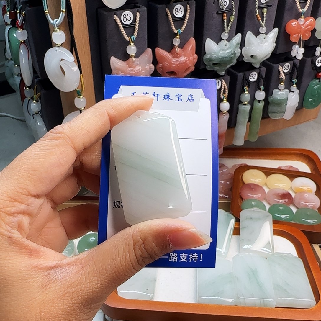 石英质玉未镶嵌颈饰