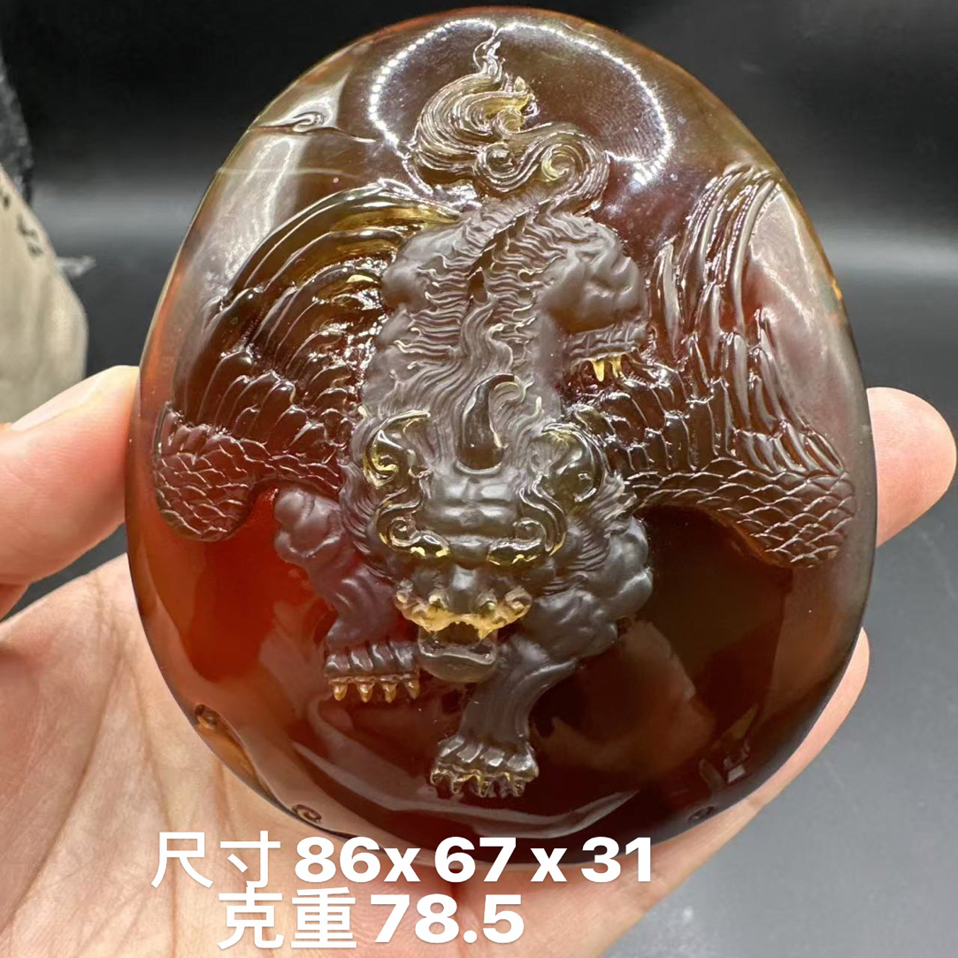 缅甸天然琥珀大师工雕刻红蜜飘蜡飞天貔貅吊坠挂件