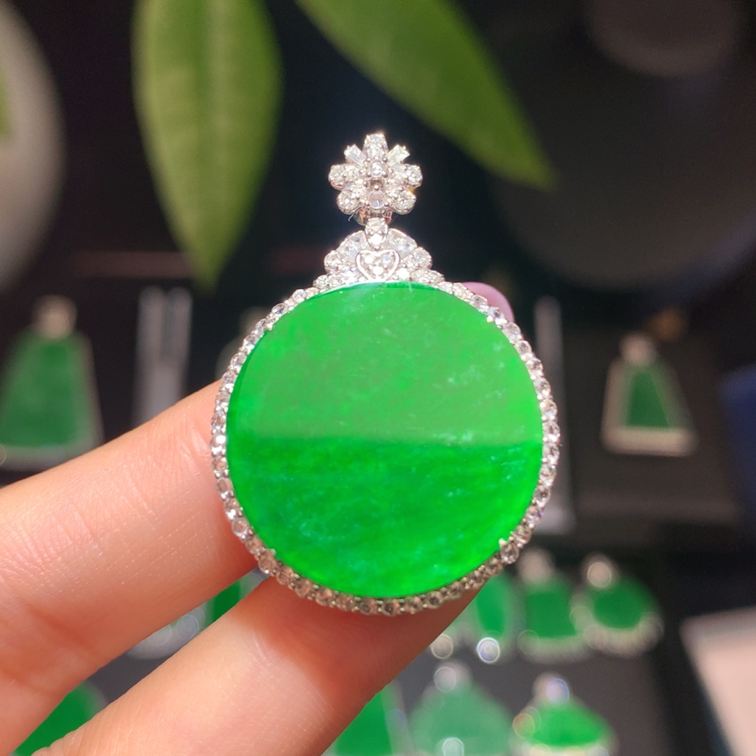 翡翠颈饰18K金镶嵌翡翠