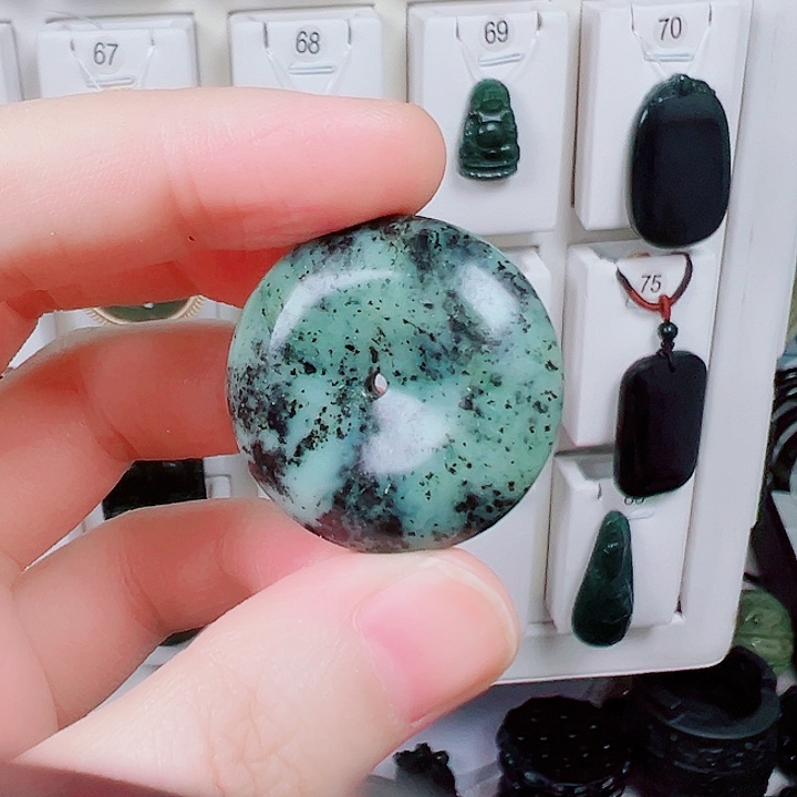 蛇纹石玉颈饰未镶嵌