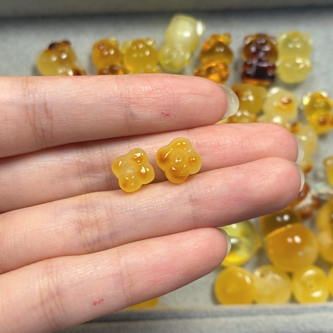 未镶嵌颈饰琥珀桂花