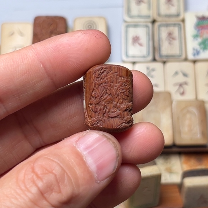 用***哥实心竹雕刻手把件