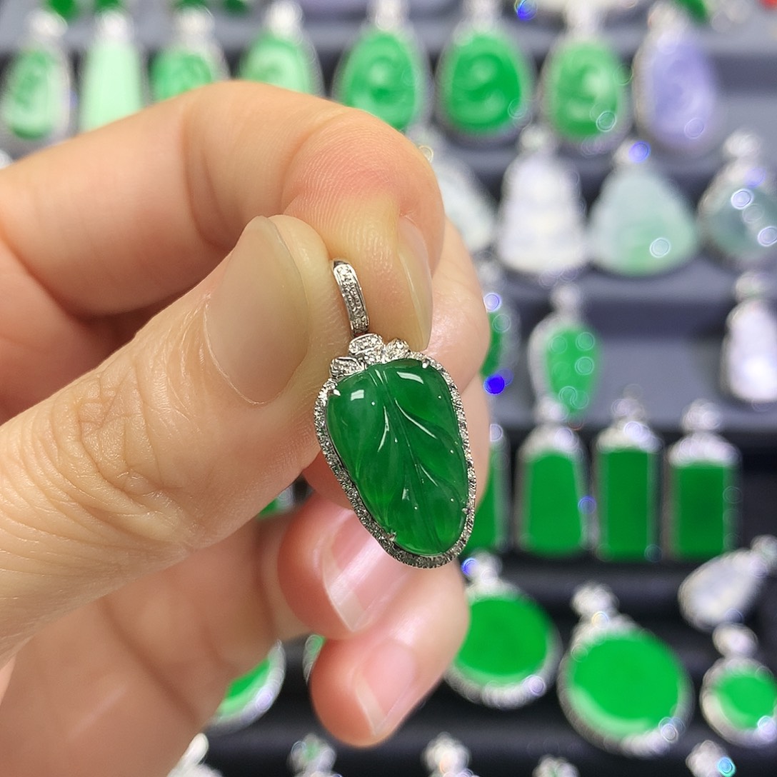 翡翠18K金镶嵌颈饰咿****呀吊坠