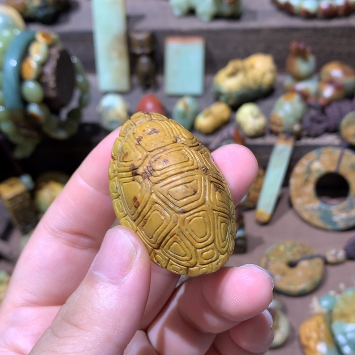 未镶嵌岫岩河磨玉（透闪石质玉）把件
