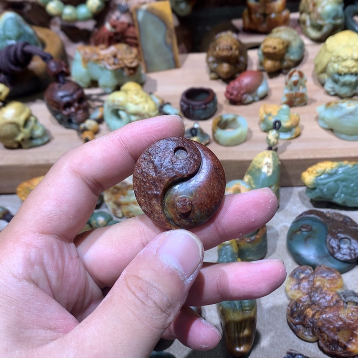 未镶嵌岫岩河磨玉（透闪石质玉）挂件