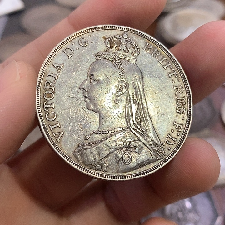 懂***。银Ag900如图一个银币