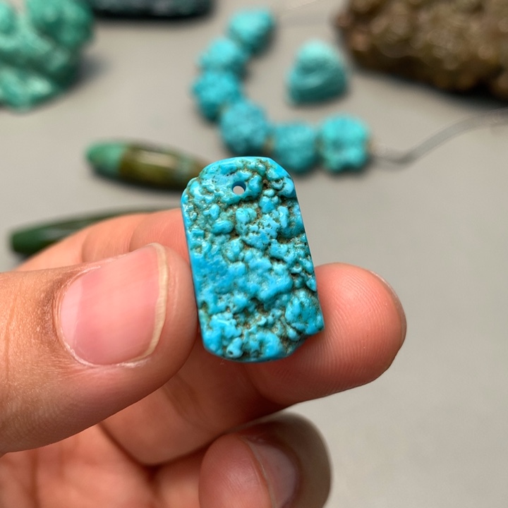 绿松石未镶嵌颈饰