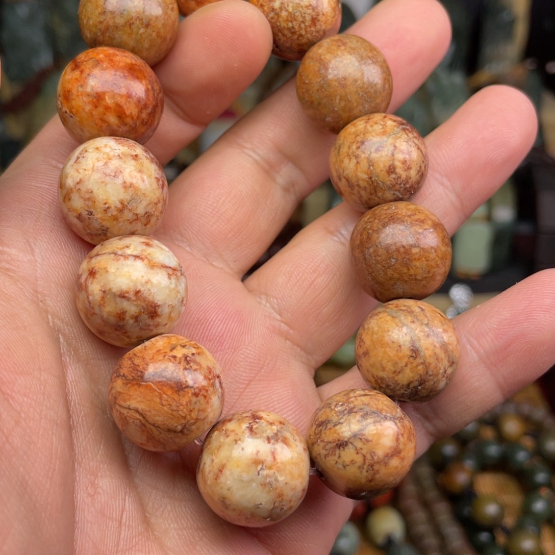 岫岩河磨玉（透闪石质玉）未镶嵌颈饰卡18微瑕